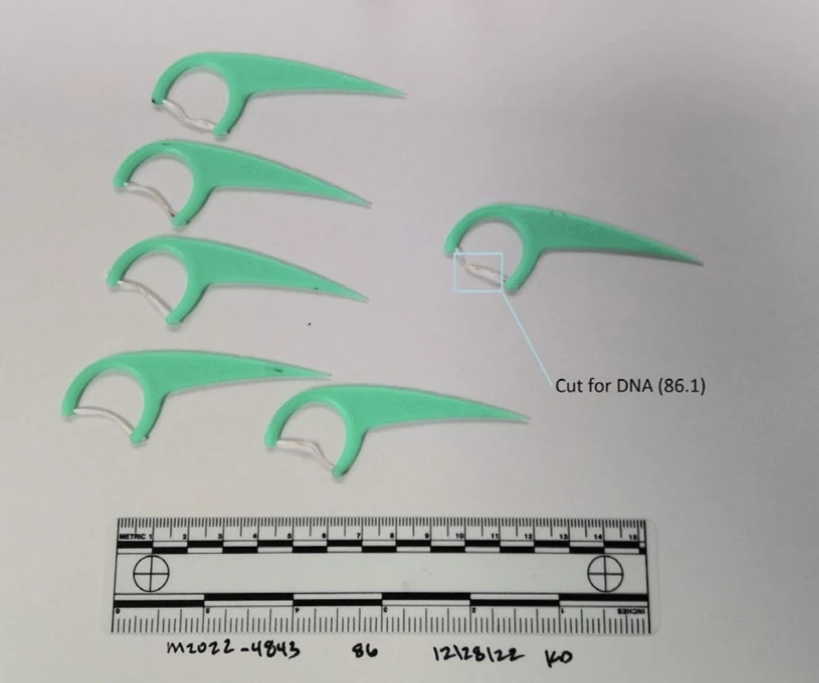 Six mint-green dental floss picks above a measurement scale, with a sampling annotation on one pick.