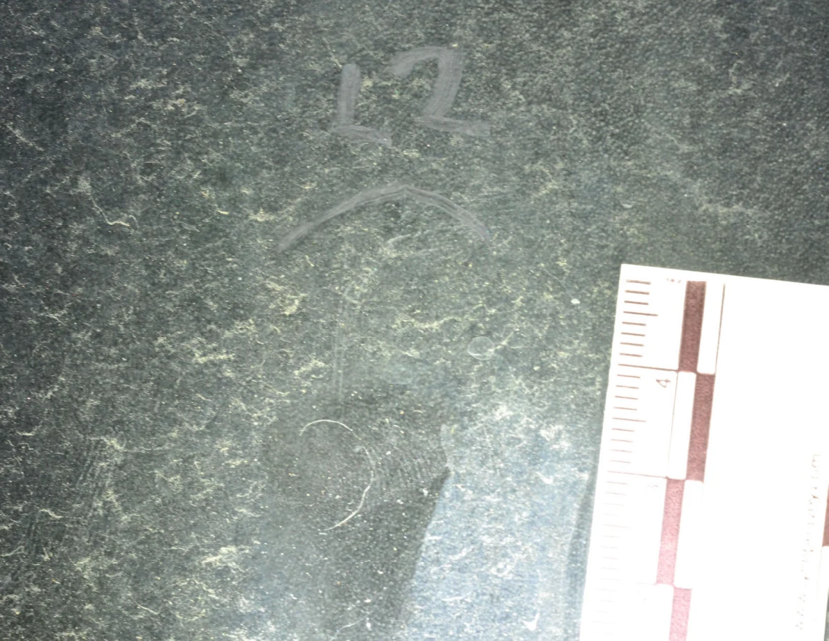 Glass marked L2 and an arrow, with a metric scale beside faint curved surface marks.