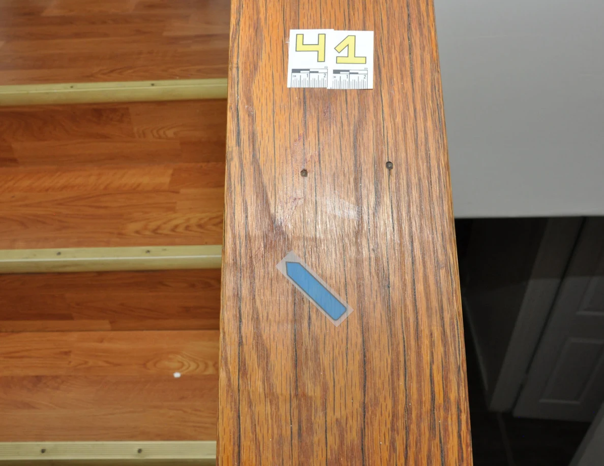 Yellow label 41 and a blue arrow on a wooden stair cap beside wooden steps.