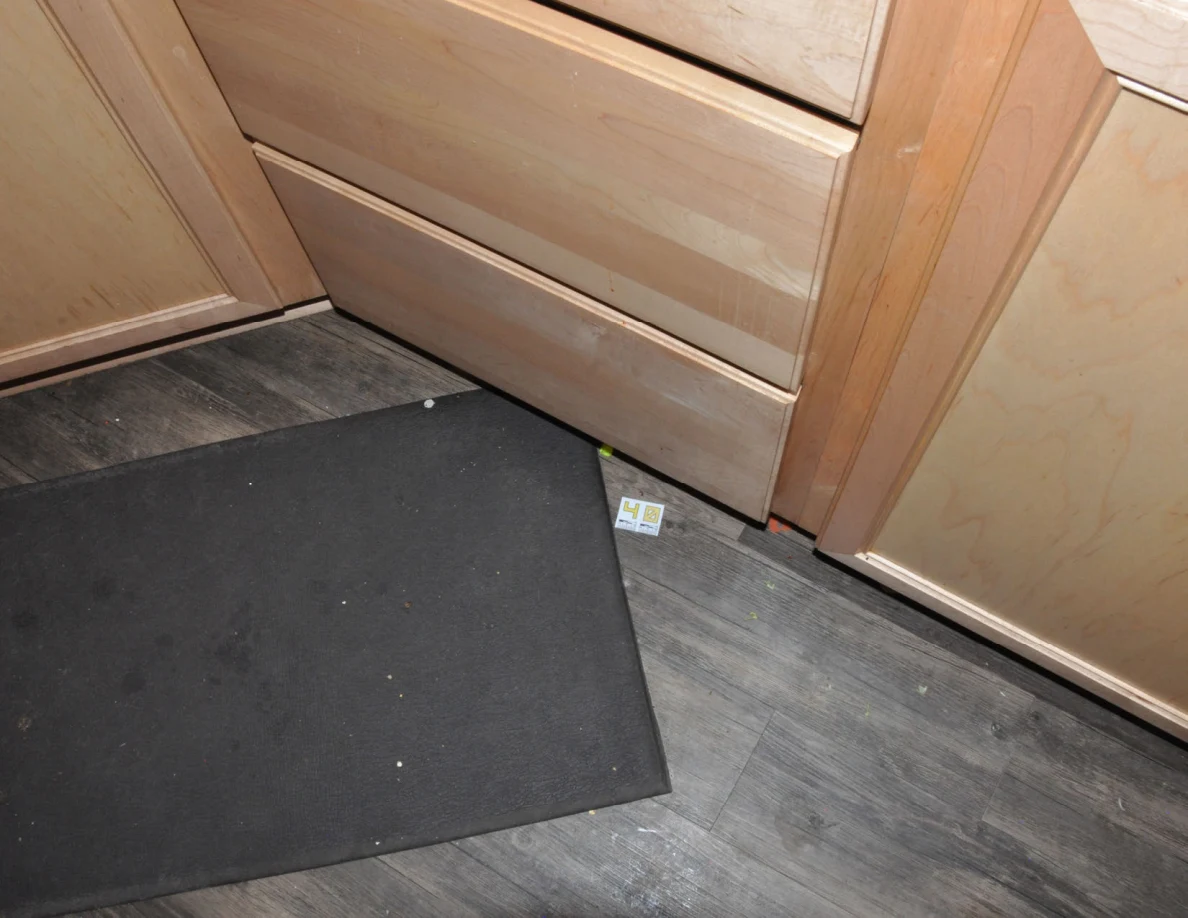 Lower kitchen drawers and a dark floor mat beside small yellow label 40.