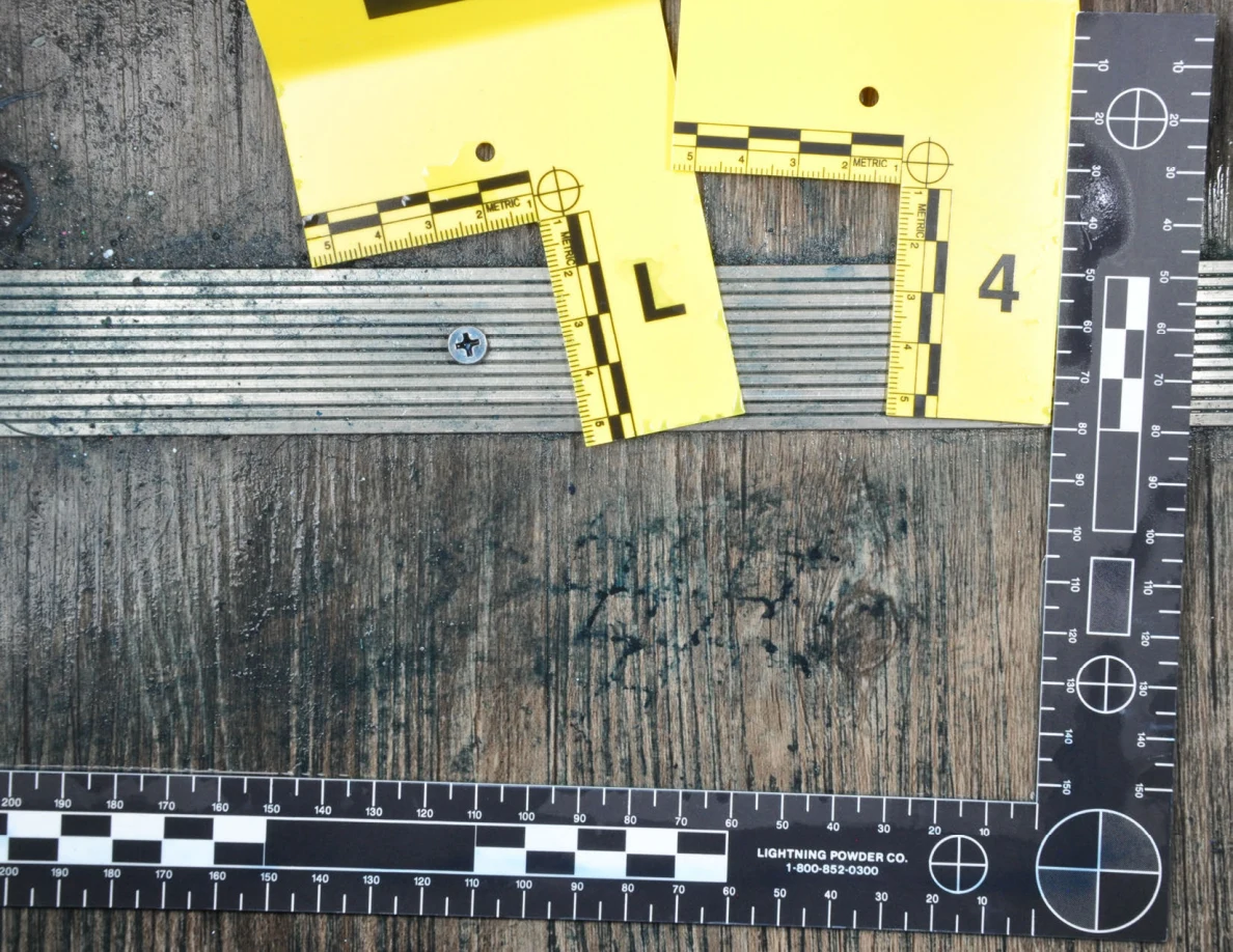 Dark floor marks framed by a black measuring scale beneath yellow markers L and 4.