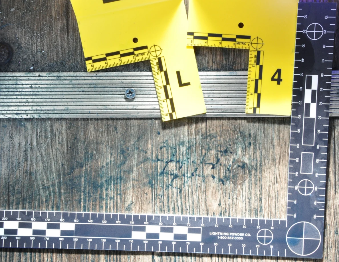 Brighter close view of the dark floor pattern beside threshold markers L and 4.