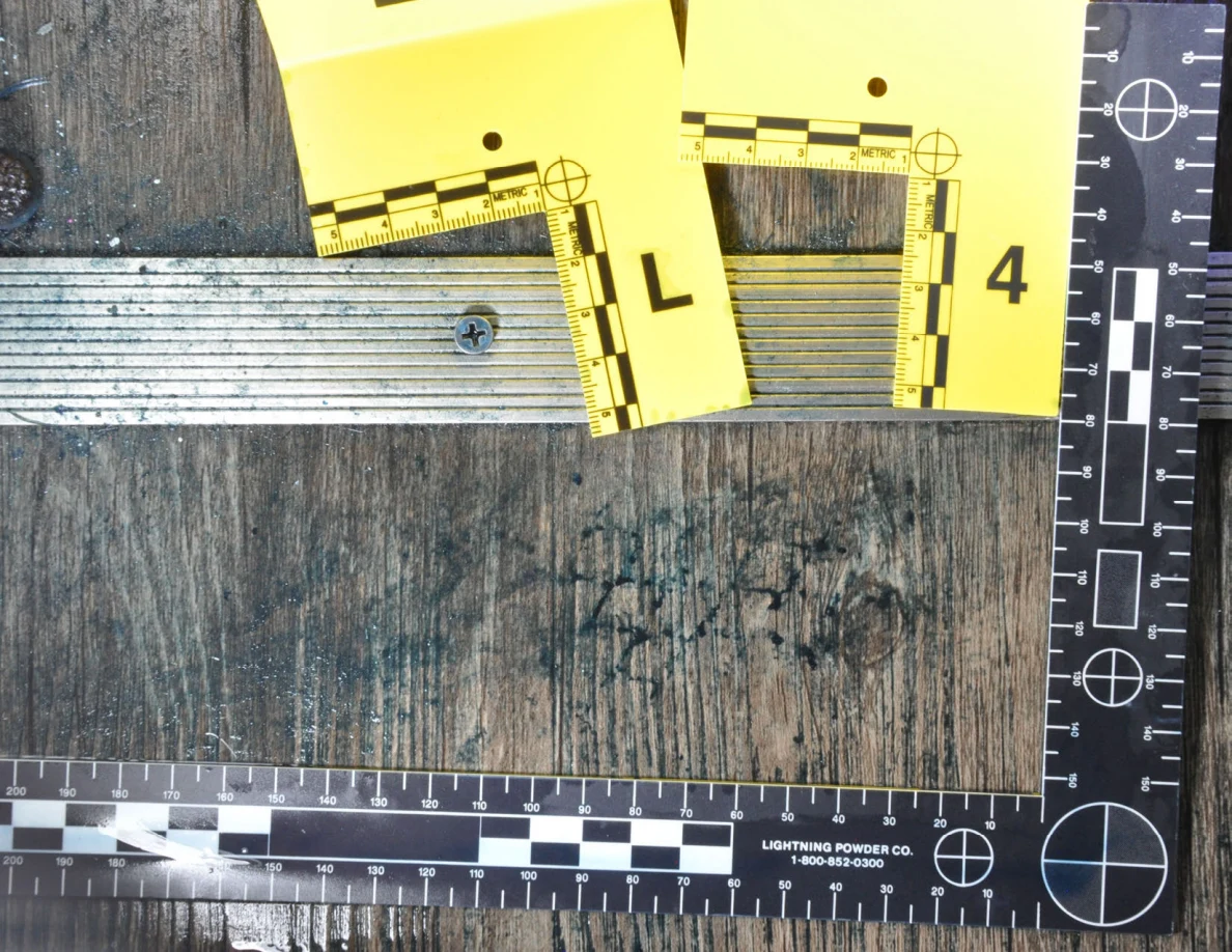 Threshold and dark floor marks with yellow L and 4 scales and black rulers.