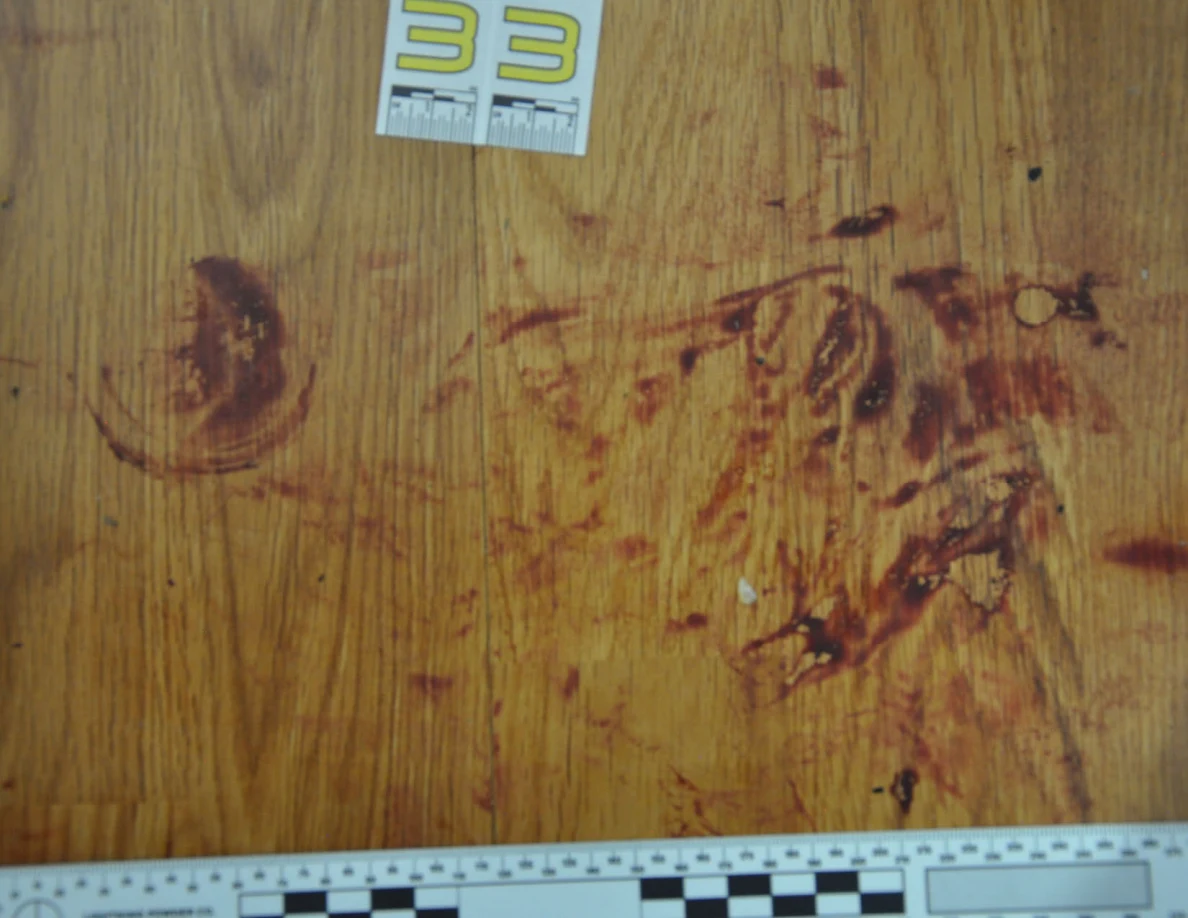 Reddish floor marks with scale label 33 and a long measuring ruler.