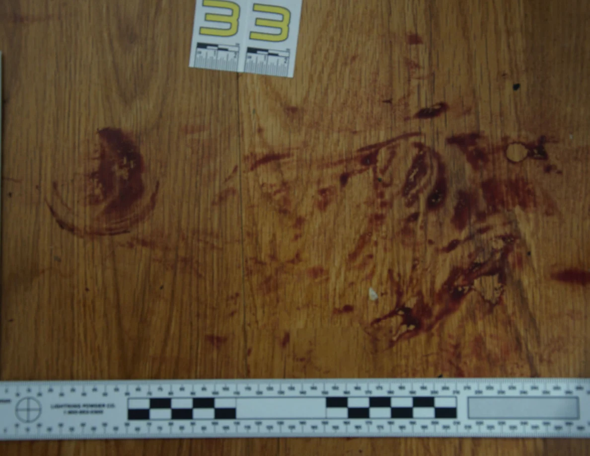 Reddish floor marks beside scale label 33 and a measuring ruler.