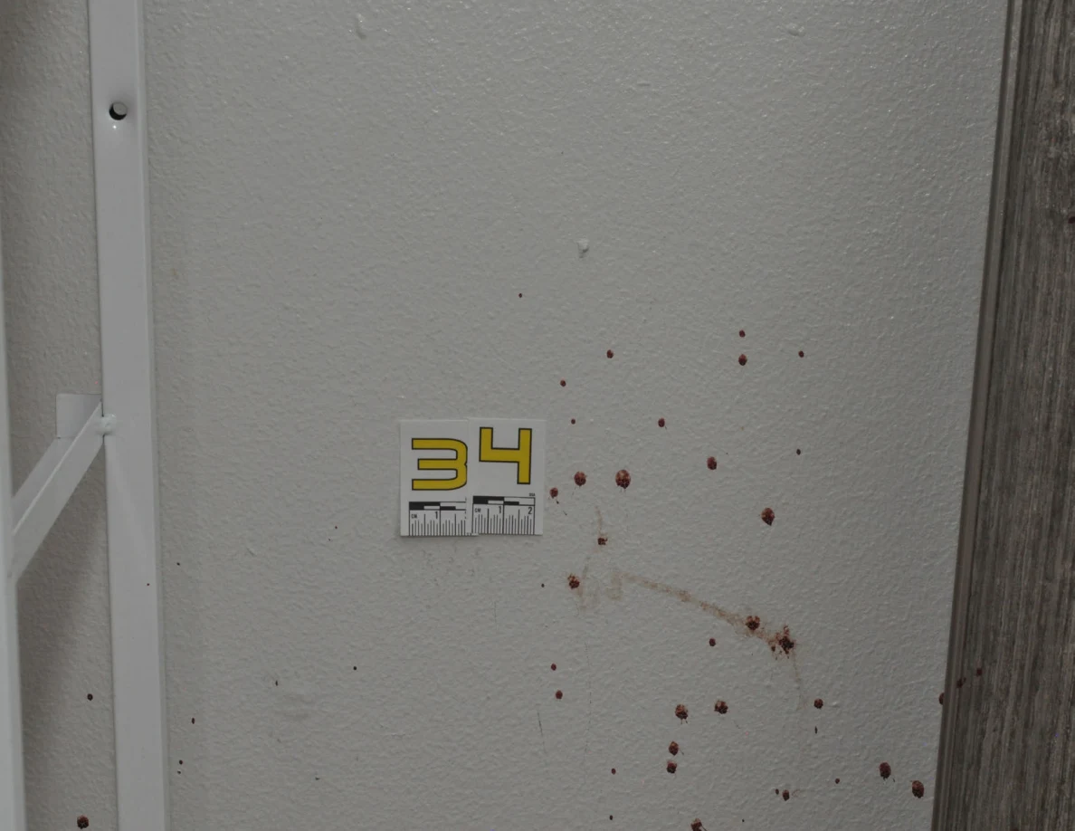 Reddish wall spots beside scale label 34 and a wood-look mirror frame.