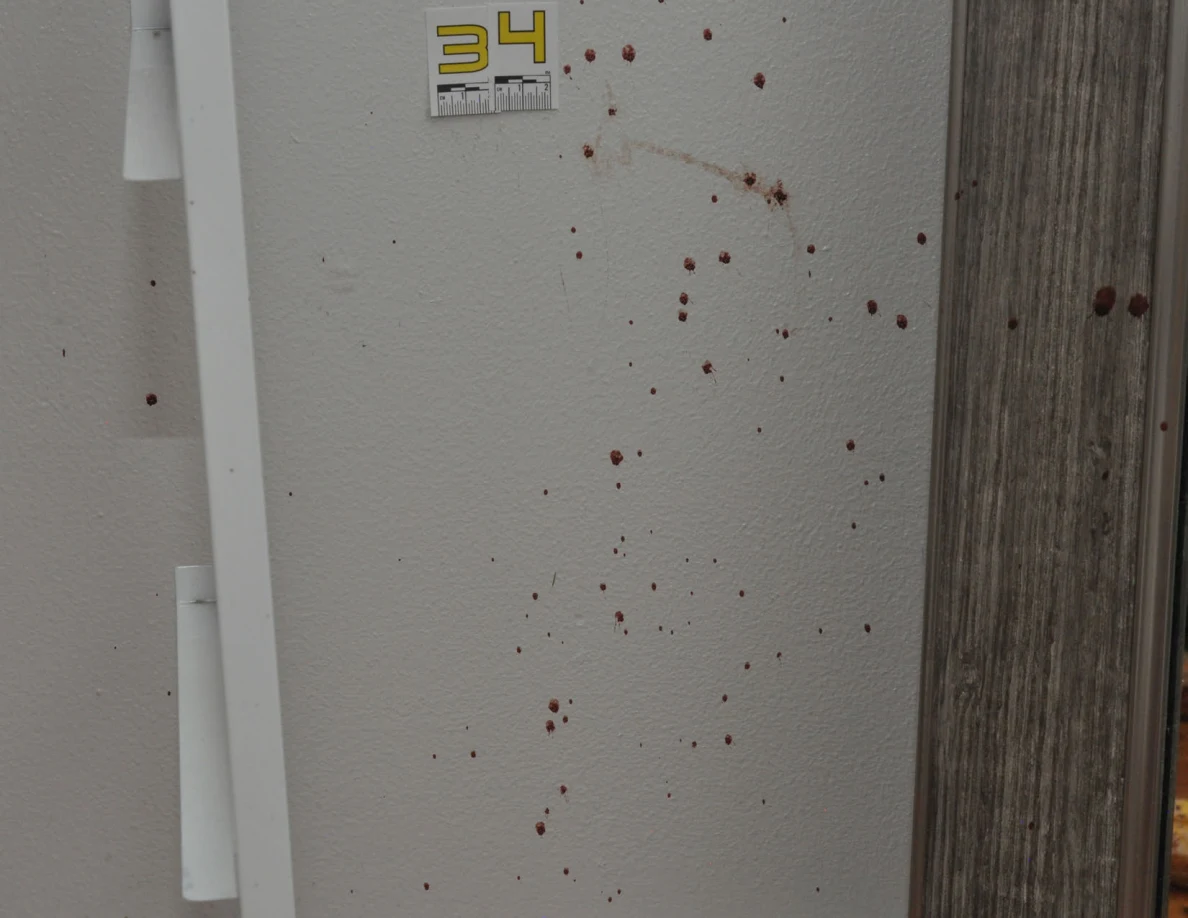 Reddish wall spots beside scale label 34 and a wood-look mirror frame.