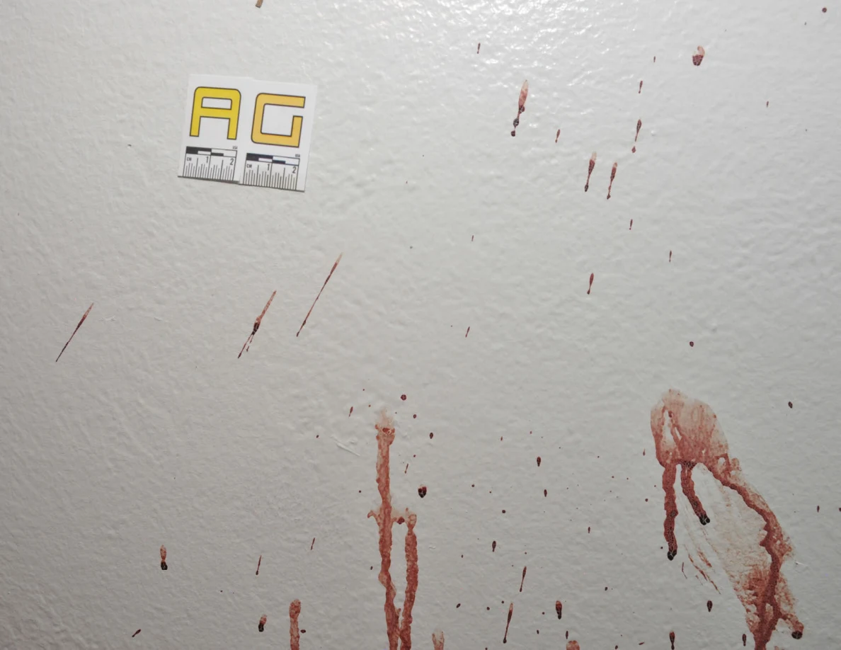 Reddish wall smears and downward streaks beneath label AG.