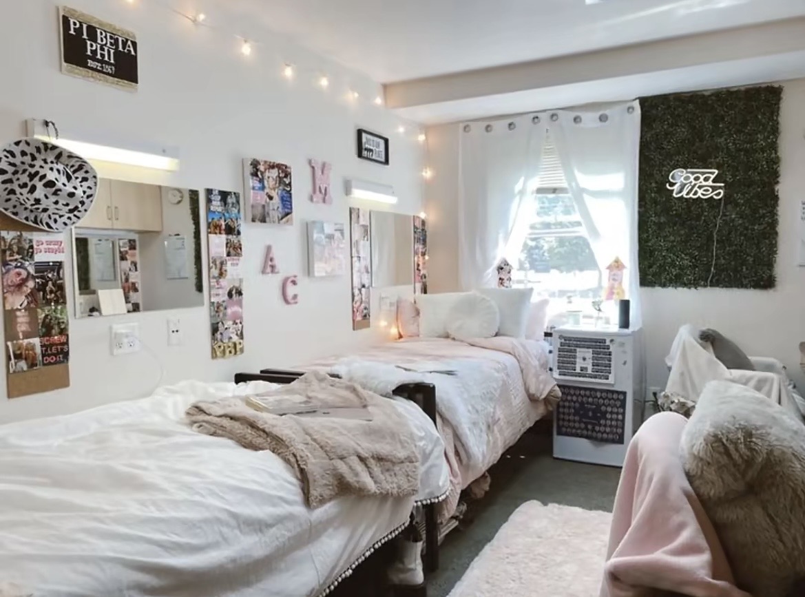 Bedroom Photograph 1 of 3