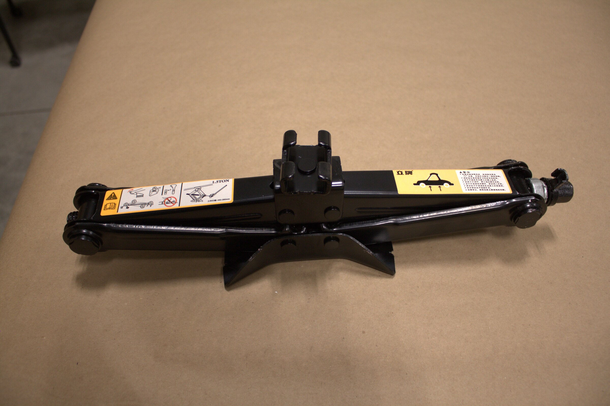 Vehicle scissor jack photograph — Scissor Jack.CR2